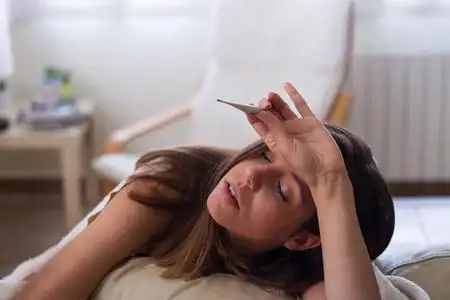 头痛, 腹痛, 发烧, 双手放在额头上, 用毯子与疾病的态度, 荒凉, 不适