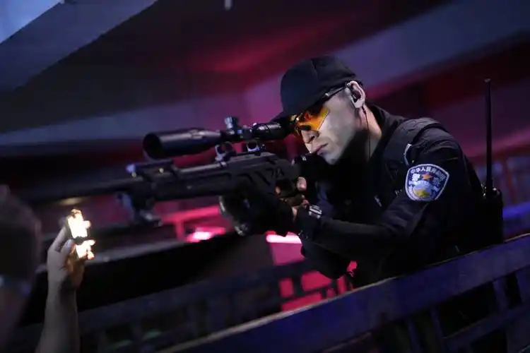 电影《特警使命之狙击风暴》剧照在陶欢的助力下,毒枭郭庆东屡次死里