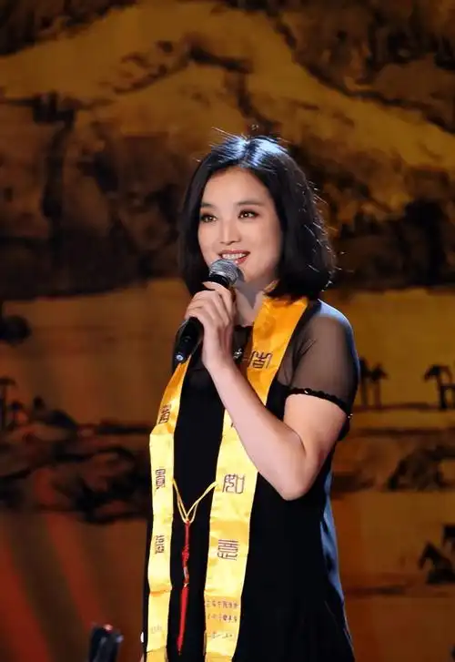 原创歌手白雪中年离异44岁收获姐弟恋如今生活状况如何