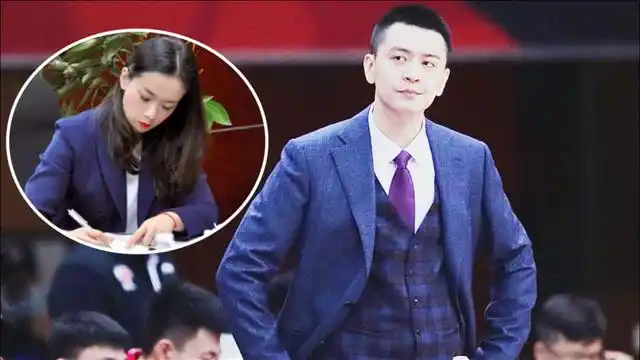 杨鸣妻子频繁晒照宣布主权穿着干练气质出众丈夫人气高备受困扰