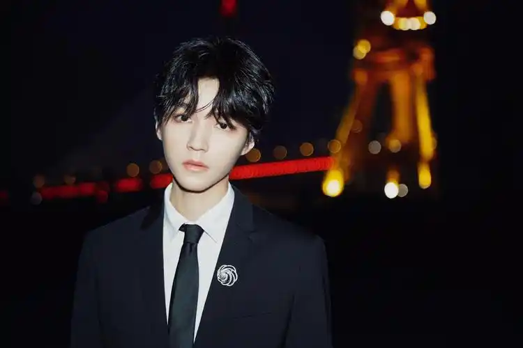 霸道总裁王俊凯黑色西装帅气写真