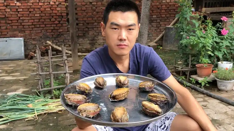 阿远做蒜蓉粉丝蒸鲍鱼,老爸第一次吃,尝了下说味儿还行