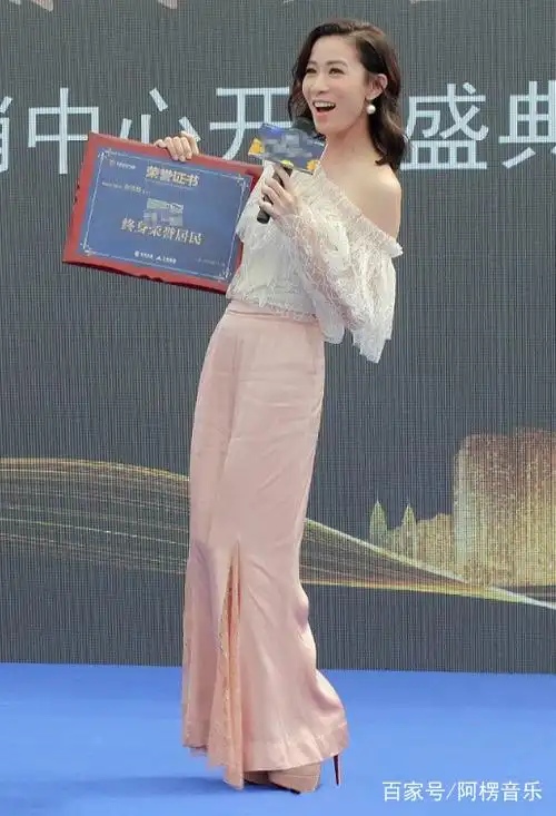 有一种鞋子叫做佘诗曼的恨天高鞋跟,看着时尚,一般人不敢尝试