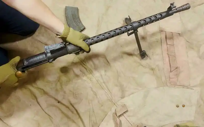 【搬运/没什么字幕可加】索罗通mg30机枪结构赏析-匈牙利合同版s2-200