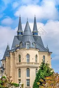 泉第十站现代城堡乌克兰敖德萨海滩现代城堡春季日黑色的建造酒店背景