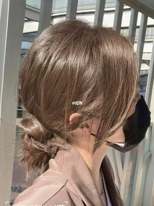 今年十分流行的茶棕色头发很韩系风的一款