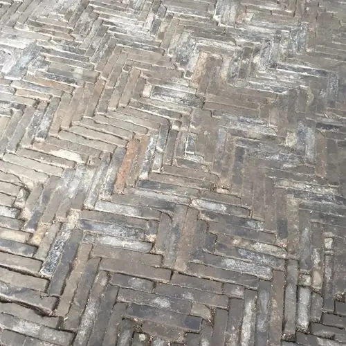 简朴的青砖铺地