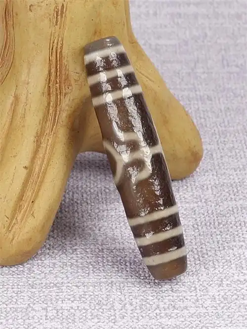 011藏传包浆贵人天珠