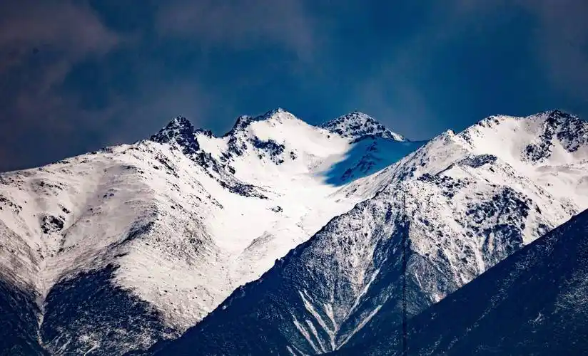 青海乐都八景之一的南山积雪,山势连绵雄伟壮丽_山峰_古称_远景