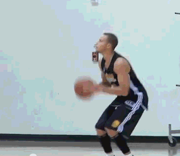 库里投篮要点:(如gif图) 1,脚和肩同宽,右脚稍在前,稍微侧身,下肢发力