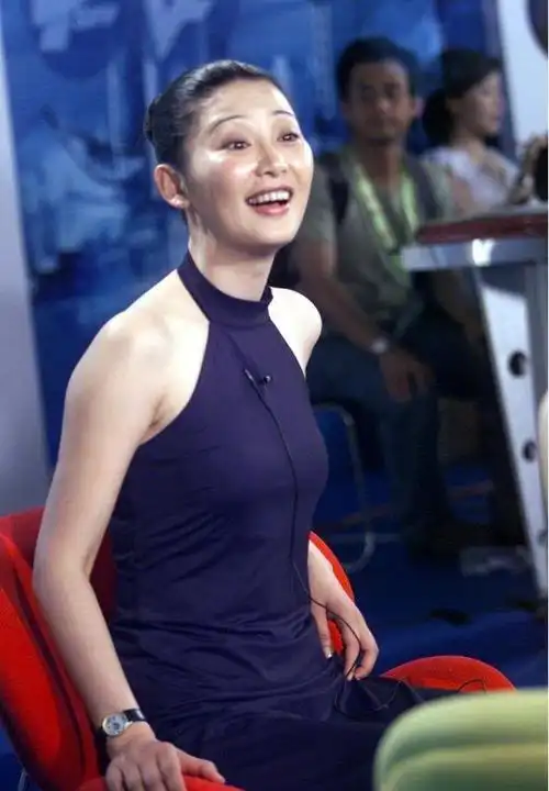 冯小刚又爆一大瓜,妻子徐帆收养的女儿,竟是他的"私生女"