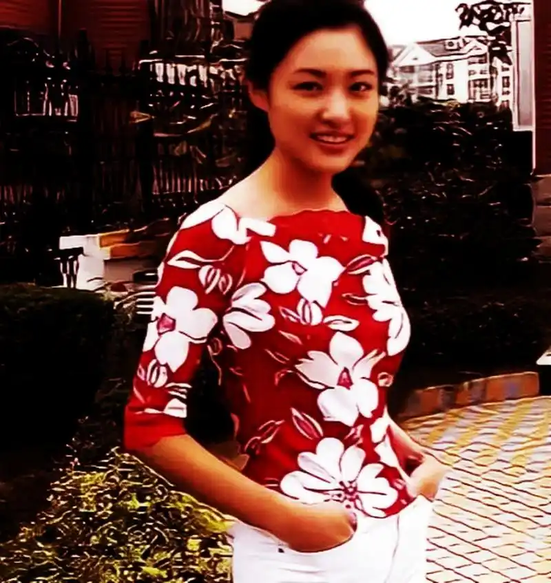 一张周涛年轻时的照片,尽显其雍容华贵的性格.