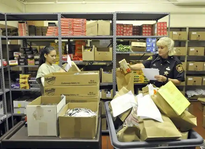 给囚犯提供物资的小卖部,词源是拉丁词"c ommissus ", 意思相当于"