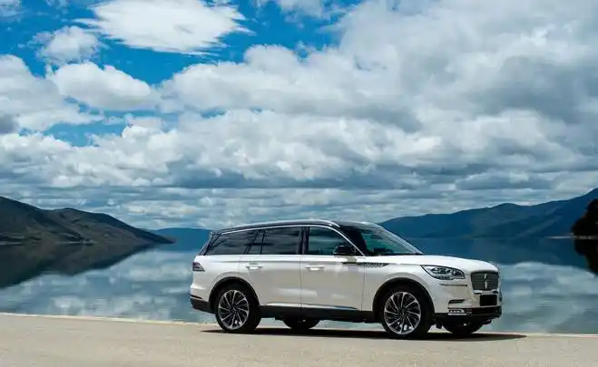 作为改款车型,我们可以看到新款林肯飞行家整体变化不大,依然是家族的