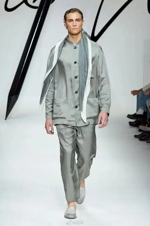 giorgioarmani2024春夏系列男装秀营造度假氛围感