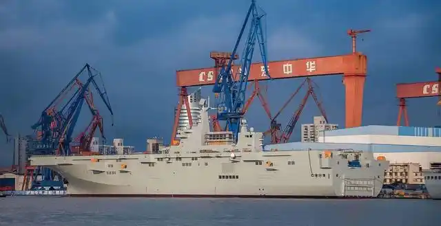 原创一个月前后对比图,075型2号舰进展神速,或在关键节点下水