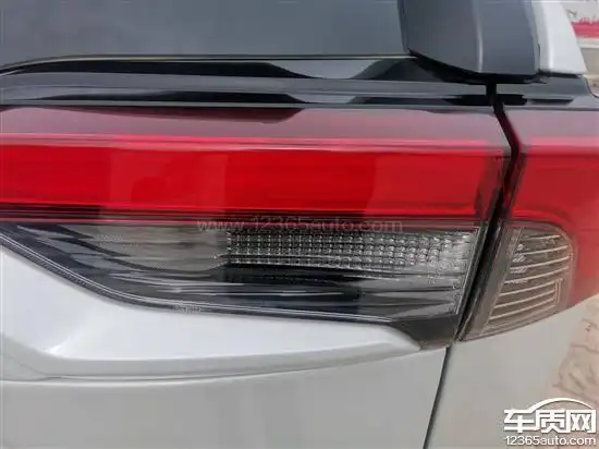 一汽丰田rav4荣放尾灯灯罩未碰撞开裂进水