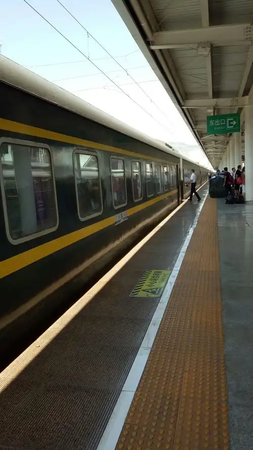 长长的火车载着同行55个兄弟姐妹的小小梦想,我们要远行