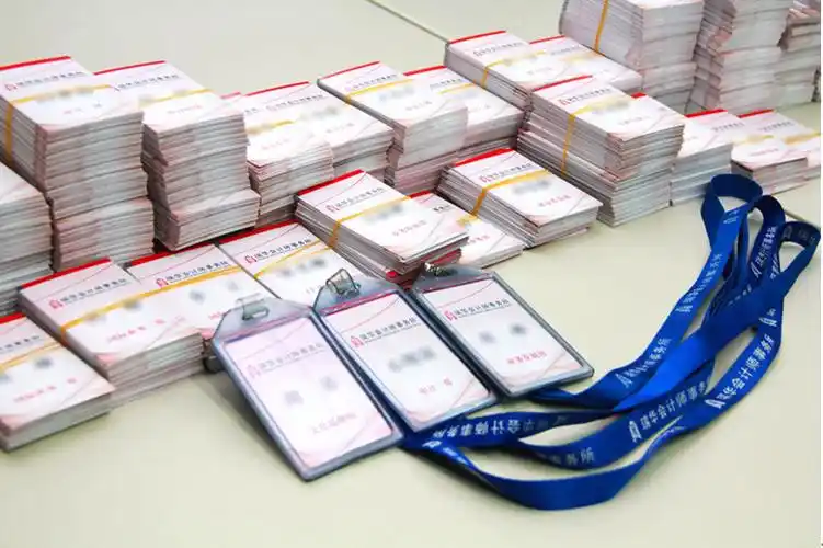 目前,胸卡现已发放至管理总部及北京执业中心全体员工.