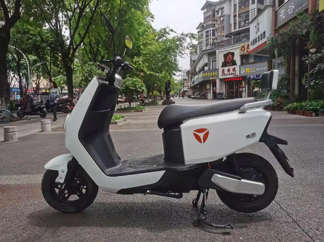 9成新雅迪电动车转让,牌证齐全 9成新的雅迪牛牛款转让,实物拍摄,72伏