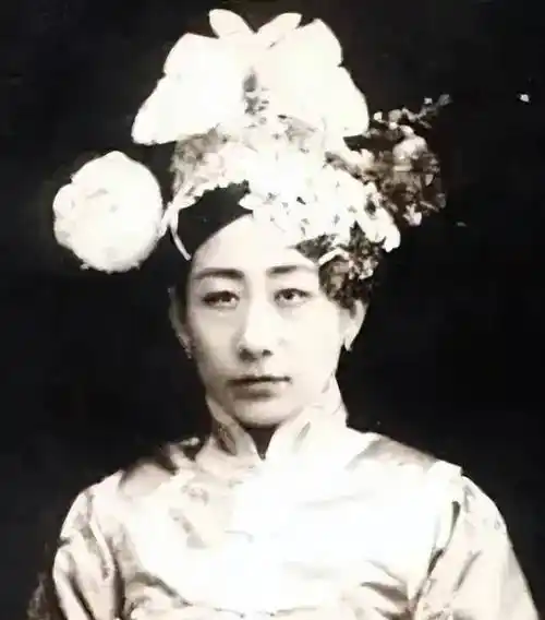 清末的最后一位格格,活到2004年,临终前说了溥仪不敢说的话_爱新觉罗