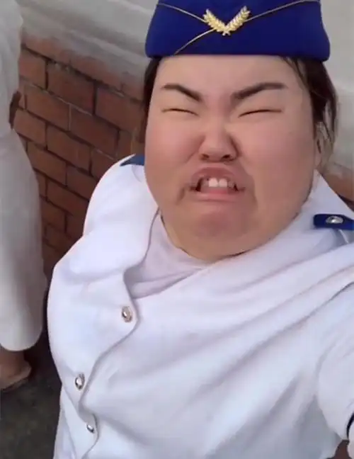 19岁东北超胖女生,凭借拍粗暴段子走红网络