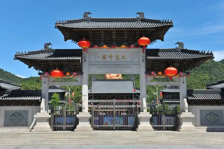 大慈佛国大慈佛国牌坊摄于雪窦寺大佛景区