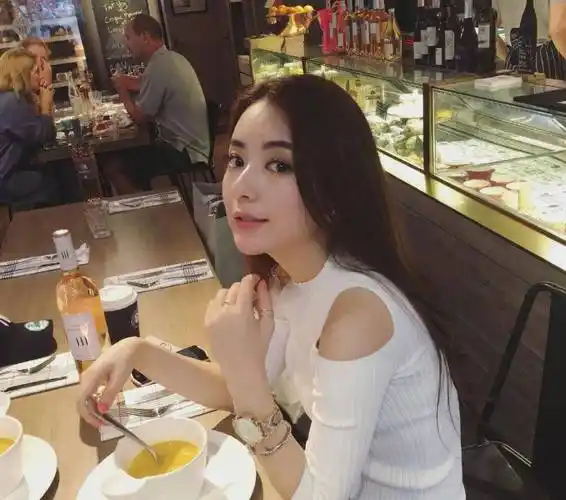 是中专学历,毕业后就走上了模特的道路,不过这个模特可不是像刘雯