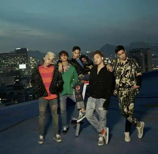 bigbang是韩国男声组合,由队长权志龙和队员崔胜铎,东永沛,姜大声和