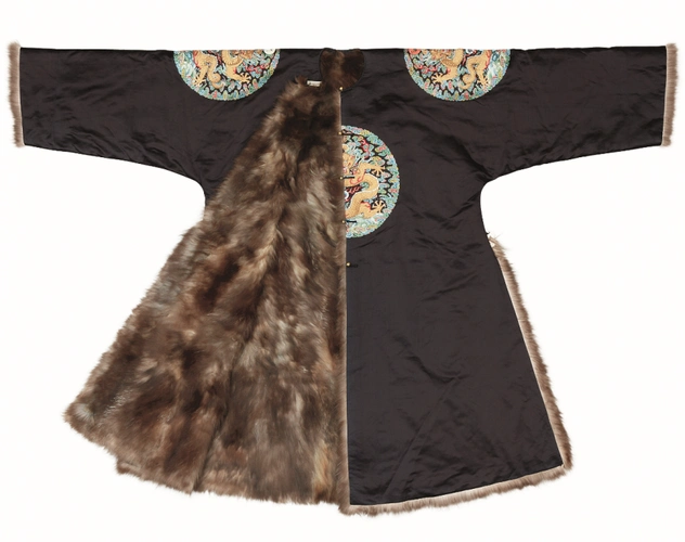 清 石青色妆花缎织团龙寿字纹皮衮服 北京故宫博物院馆藏