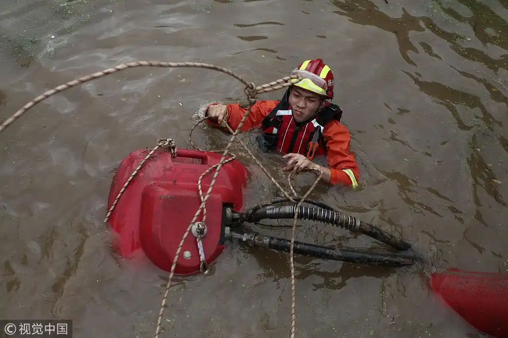 消防官兵在山东寿光加紧抢险排涝 日夜兼程奋战在抗洪一线