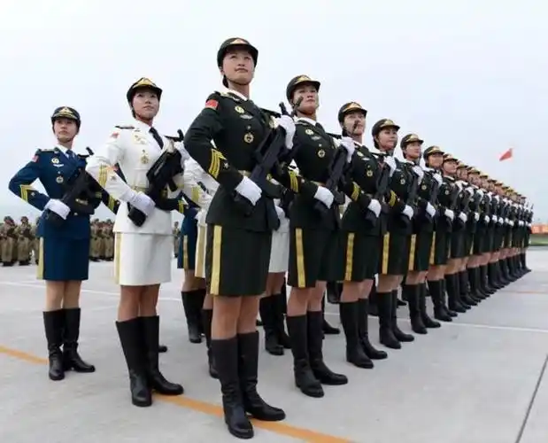 展示了中国女兵的英姿风采全国三八红旗集体等多项荣誉她所在集体荣获