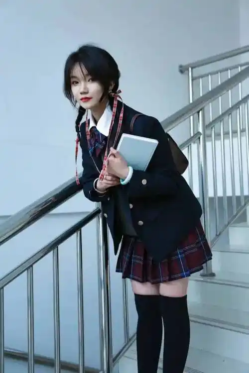 fashion time方格短裙搭配黑色外套手捧心爱的书籍从楼梯间走过充满着