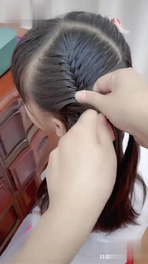 鱼骨辫编发教程 你们都会了吧?