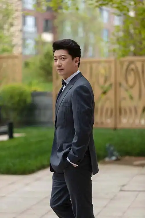 田雨携作品亮相北影节颁奖礼 红毯显绅士风度