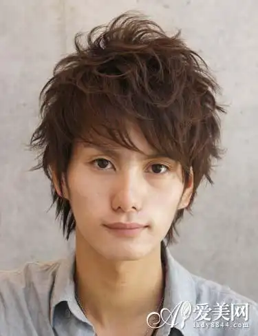 最新个性男生短发烫发发型_发型图片