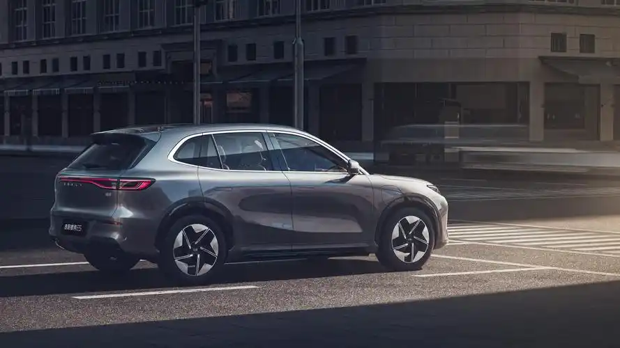 吉利"放大招",推出全新suv,预售15万起,能否竞争比亚迪?