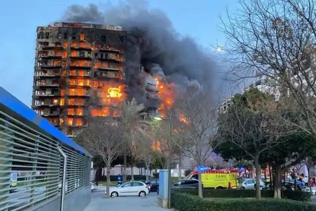 10人死亡一座14层公寓楼突发火灾初步原因是