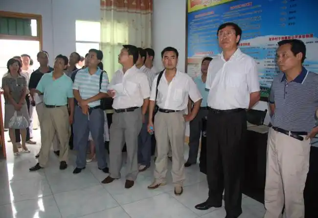 贺书记一行在城固县沙河营镇官井村视察村民监督委员会制度落实情况贺