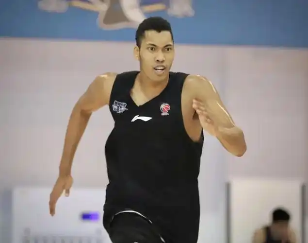 丘天在折返跑中展现出训练成果.