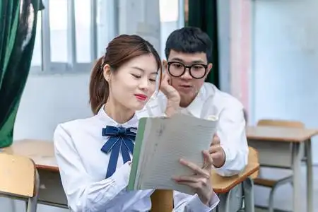 在校园课室里互相学习的青春男女大学生