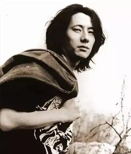 郑钧炮轰娱乐圈:我宁可站着"作死",也不跪着吃屎