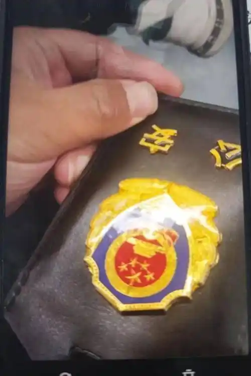 假冒警察竟是为了省房租?_男子_出示证件_公寓