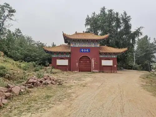 转向向南叶县望夫石山景区,景区大门侧有古寺毛仁寺,寺几经劫难,现