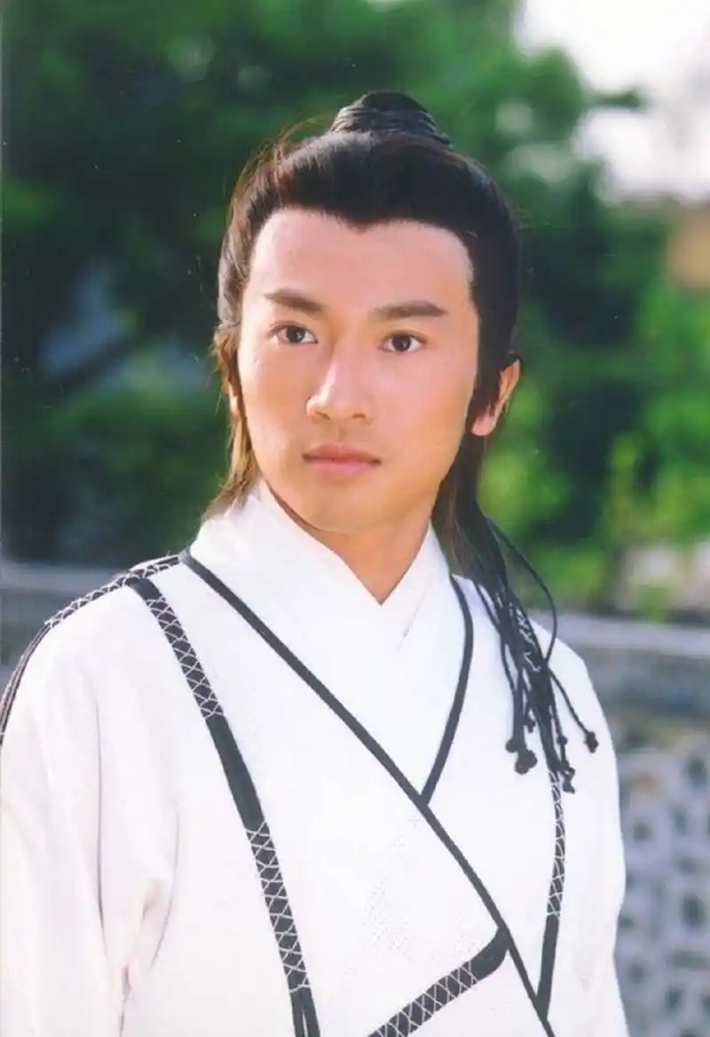 苏有朋,这一版本真的是很多90后的回忆了,虽然苏有朋饰演的张无忌多情