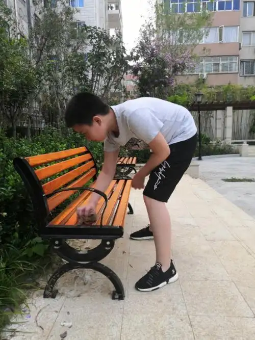 把长椅擦干净,方便来这里休息的人们