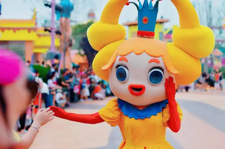 期项目甜品王国开幕,这也是娜芬三和杨杰首次作为人偶演员"出道"时间