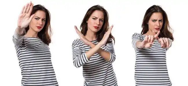 年轻漂亮的女孩做没有手势照片