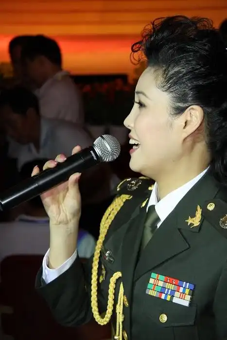 总政歌舞团著名歌唱家---梦鸽