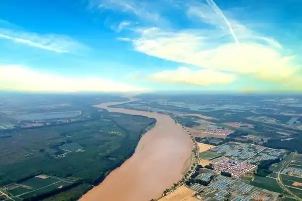 初夏时节,无人机视角俯瞰山东滨州段黄河,蓝天,白云,绿树与黄河交相